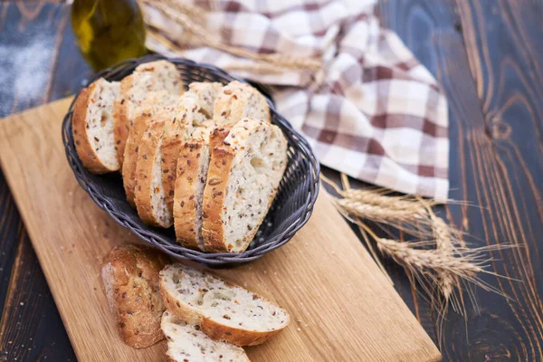 Mutfak Masasındaki Tahta Kesme Tahtasının Üzerinde Taze Kesilmiş Ekmek — Stok fotoğraf