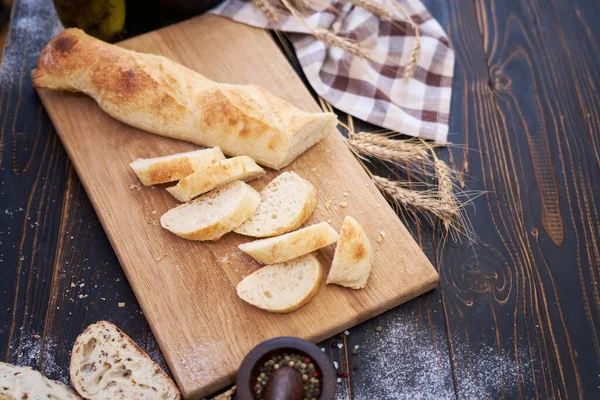 Baguette Fresca Pan Rodajas Tabla Cortar Madera Mesa Cocina —  Fotos de Stock