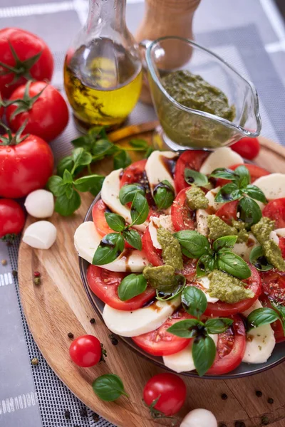 Caprese Salat Mozzarella Und Tomaten Scheiben Geschnitten — Stockfoto
