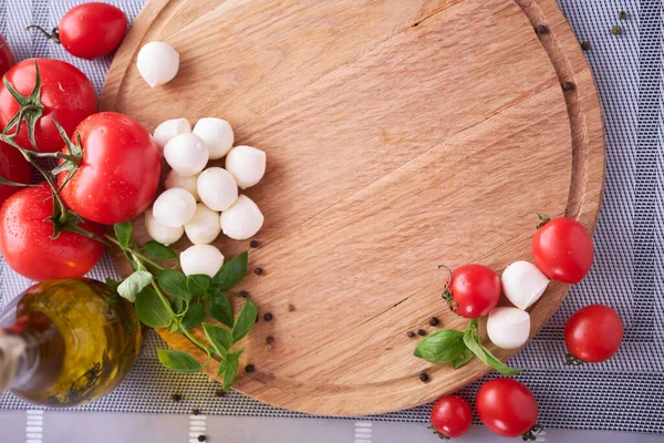 Ingredienser För Caprese Sallad Mini Mozzarella Ost Glasskål Tomat Och — Stockfoto