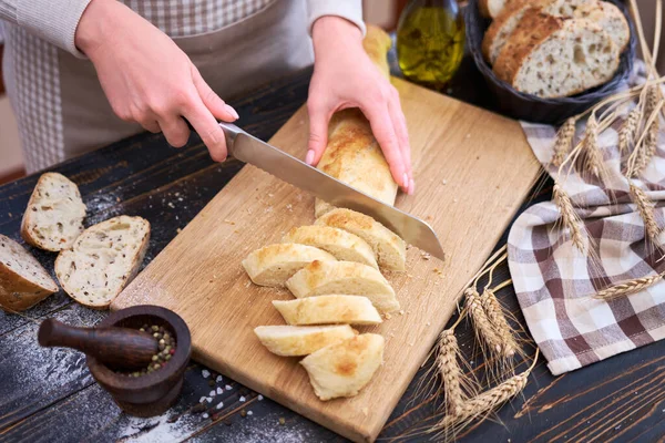 Donna Che Taglia Pane Appena Sfornato Tavolo Cucina Legno — Foto Stock