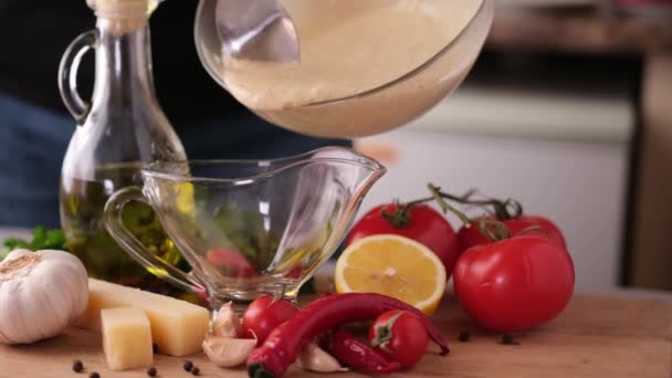 Preparare Salsa Insalata Cesare Versare Salsa Una Barca Vetro Sugo — Video Stock
