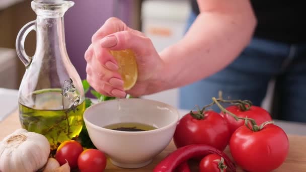 Sezar Salatası Için Tavuk Salatası Yapıyorum Seramik Kaseye Taze Limon — Stok video