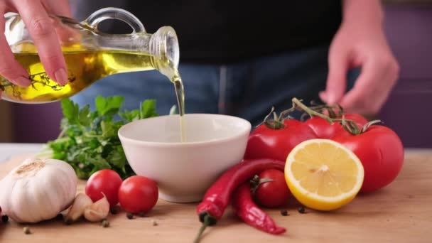 Hühnermarinade Für Caesar Salat Zubereiten Olivenöl Keramikschale Gießen — Stockvideo