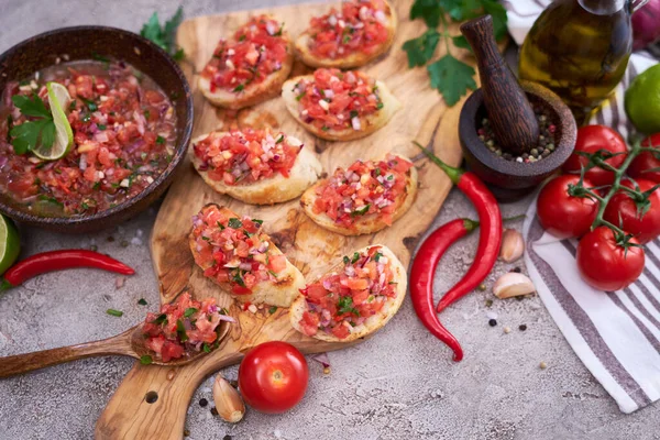 Ízletes Salsa Bruschetta Snack Hazai Konyhában Vágódeszkán — Stock Fotó