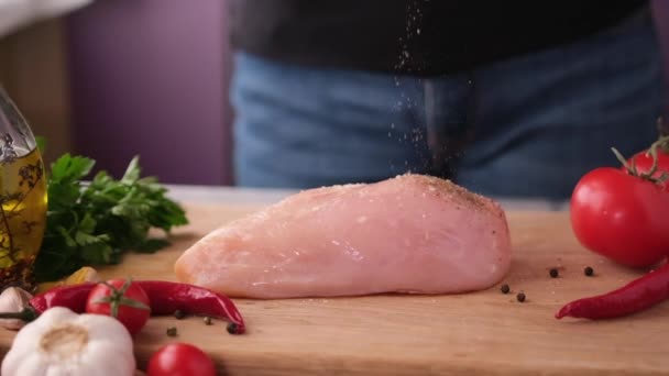 生の鶏の胸肉にスパイスと塩を加えて炒める — ストック動画