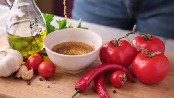 Hühnermarinade Für Caesar Salat Zubereiten Mit Salz Und Gewürzen — Stockvideo