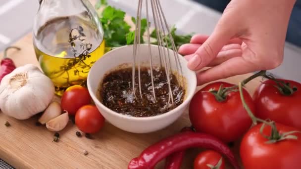 为凯撒色拉做鸡汤 在陶瓷碗中加入盐 香料和橄榄油 — 图库视频影像