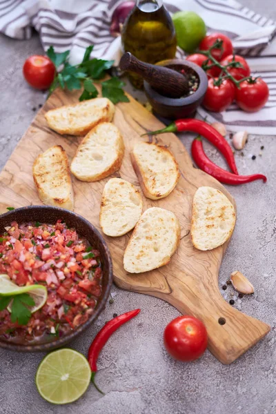 Robienie Bruschetty Świeżo Przygotowanym Sosem Salsa Dip — Zdjęcie stockowe