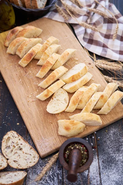 Pan Fresco Rodajas Tabla Cortar Madera Mesa Cocina —  Fotos de Stock