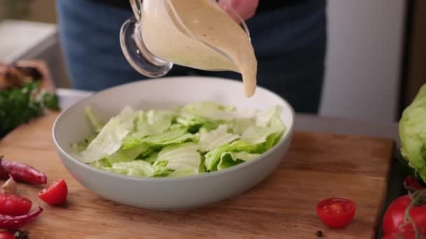 Sezar Salatasını Derin Yemek Kabının Içinde Pişirmek Sos Dökmek — Stok video