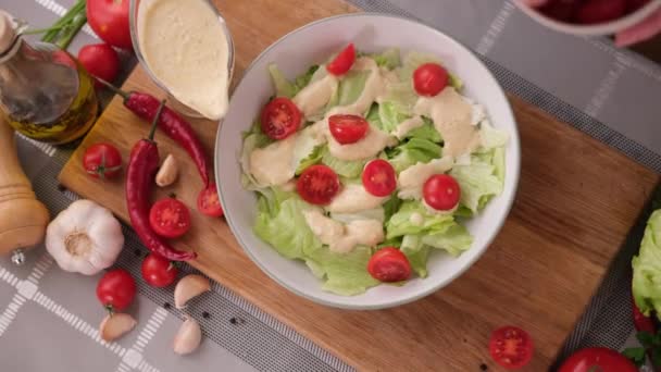 Madlavning Cæsar Salat Inde Dyb Madlavning Skål Tilføje Skiver Cherrytomater – Stock-video