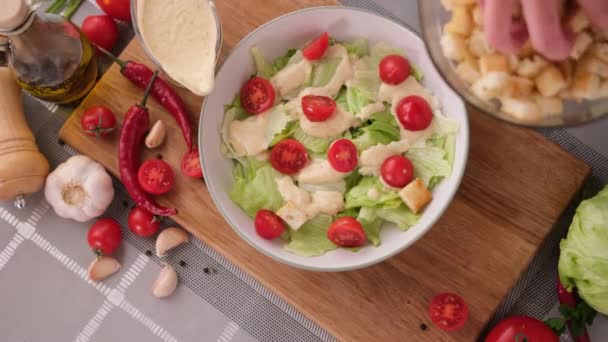 Caesar Salade Koken Diepe Kom Croutons Toevoegen — Stockvideo