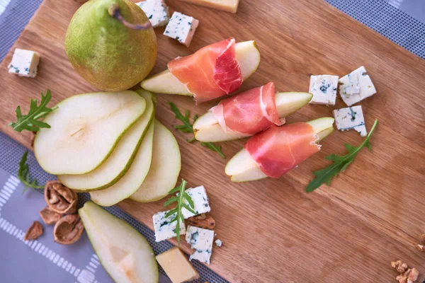 Fatias Presunto Jamon Prosciutto Queijo Azul Peras Nozes Sobre Tábua — Fotografia de Stock