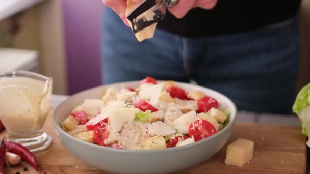 Caesar Salade Koken Diepe Kom Parmezaanse Kaas Snijden — Stockvideo