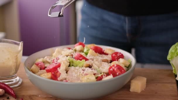 Cooking Caesar Salad Deep Cooking Bowl Pouring Grated Parmesan Cheese — Stockvideo