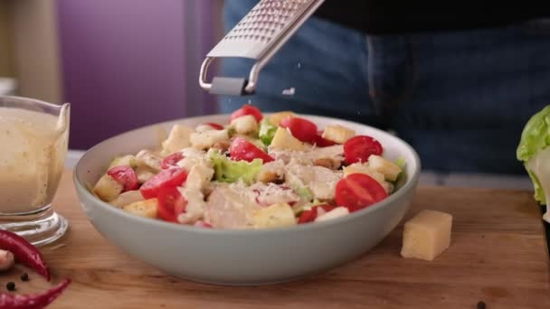 Cozinhando Salada Caesar Dentro Tigela Cozinha Profunda Derramando Queijo Parmesão — Vídeo de Stock