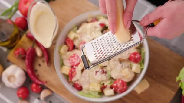 Cozinhando Salada Caesar Dentro Tigela Cozinha Profunda Derramando Queijo Parmesão — Vídeo de Stock