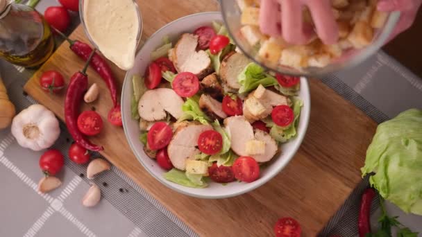 Kavanozun Içinde Sezar Salatası Pişirmek Kızarmış Ekmek Eklemek — Stok video