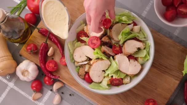 Cozinhar Salada Caesar Dentro Tigela Cozinha Profunda Adicionando Tomates Cereja — Vídeo de Stock