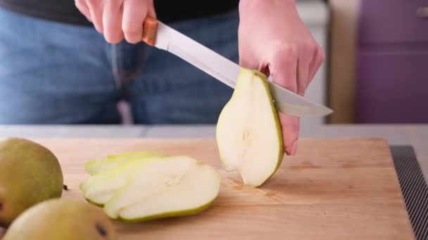 Couper Des Tranches Poire Fraîche Couteau Sur Une Cuisine Domestique — Video