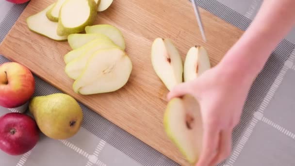 Cortar Rodajas Pera Fresca Con Cuchillo Una Cocina Doméstica — Vídeos de Stock