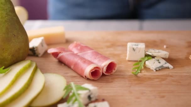 Preparación Ensalada Pera Queso Azul Rodajas Jamón — Vídeo de stock