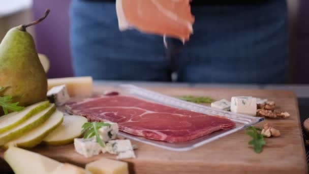 Making Pear Blue Cheese Salad Slices Jamon — Stockvideo