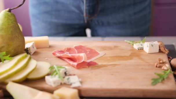 Preparación Ensalada Pera Queso Azul Rodajas Jamón — Vídeo de stock