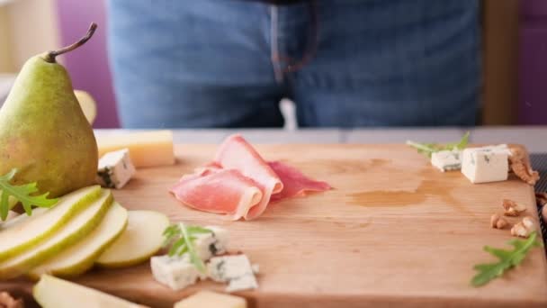Making Pear Blue Cheese Salad Slices Jamon — Vídeos de Stock