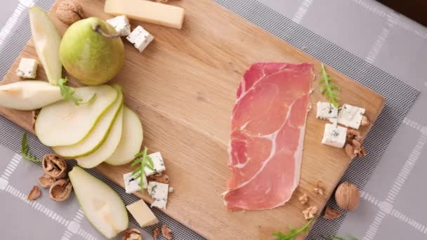 Making Pear Blue Cheese Salad Slices Jamon — Stockvideo