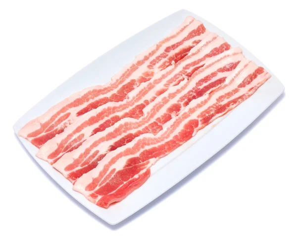 Bacon Szeletek Fehér Kerámia Lemez Elszigetelt Fehér Alapon — Stock Fotó