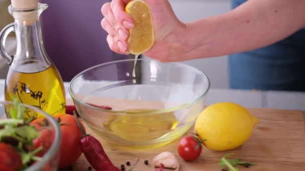 Saladesaus Maken Verse Citroensap Een Glazen Kom Persen — Stockvideo