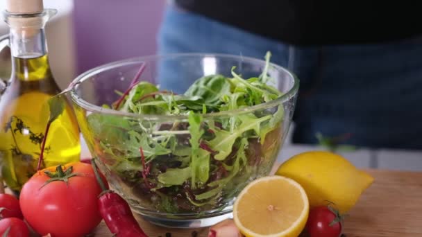 Arugula Salad Leaves Falling Glass Bowl — ストック動画