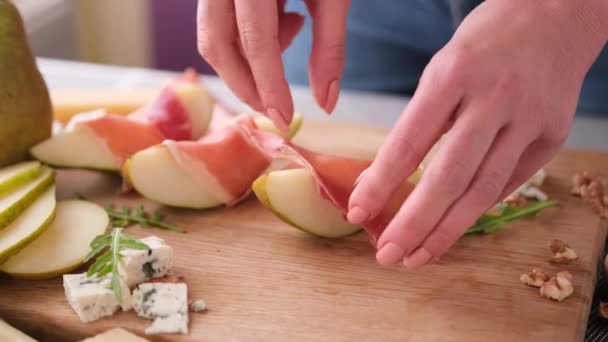 Membuat Salad Pir Dan Keju Biru Irisan Jamon — Stok Video
