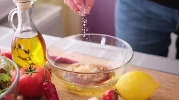 Saladesaus Maken Zout Specerijen Toevoegen Aan Een Olijfolie Balsamico — Stockvideo