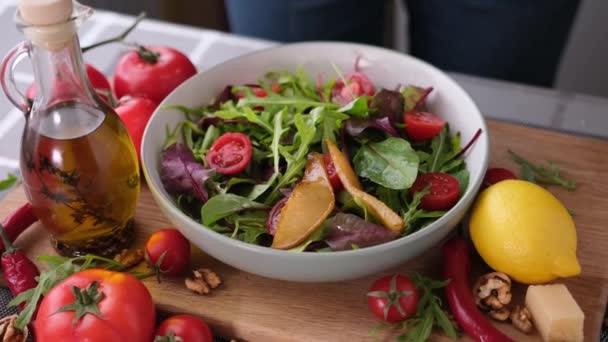 Making Pear Arugula Blue Cheese Salad Domestic Kitchen — Video Stock