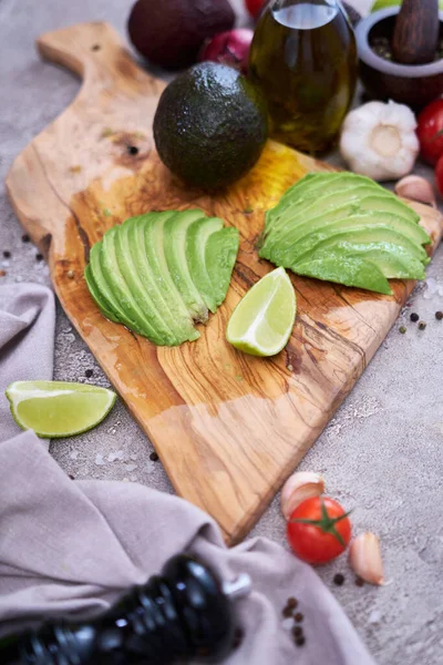 Sliced Avocado Wooden Cutting Board Domestic Kitchen — ストック写真