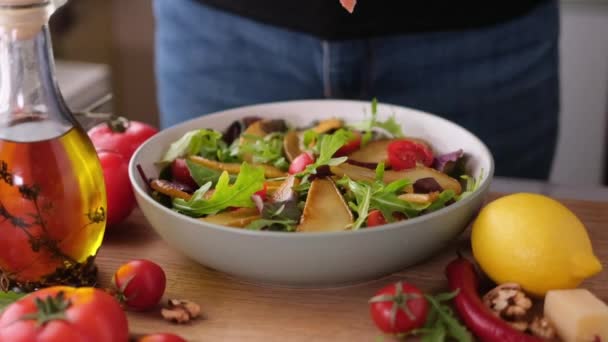 Making Pear Arugula Blue Cheese Salad Domestic Kitchen — Video Stock