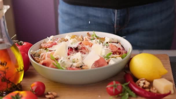 Vierte Queso Parmesano Rallado Ensalada Pera Rúcula Queso Azul — Vídeo de stock