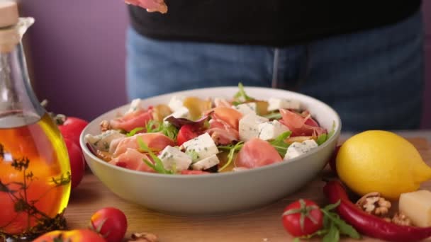 Making Pear Arugula Blue Cheese Salad Domestic Kitchen Walnuts Falling — Stockvideo