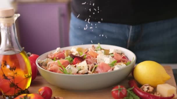 Geriebener Parmesan Auf Birne Rucola Und Blauschimmelkäse Salat Gießen — Stockvideo