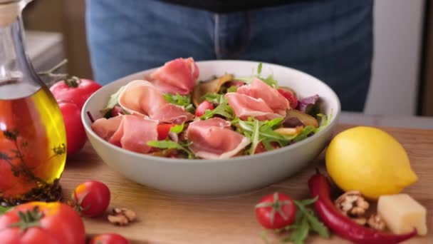 Hacer Ensalada Pera Rúcula Queso Azul Cocina Doméstica — Vídeo de stock