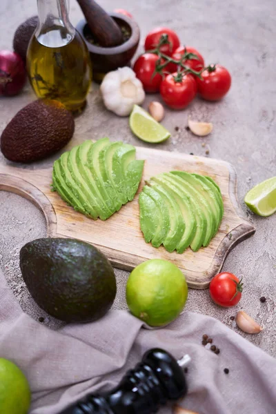 Sliced Avocado Wooden Cutting Board Domestic Kitchen — Foto de Stock