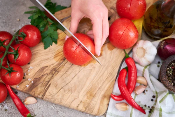 Mulher Fazendo Entalhe Tomate Tábua Corte Madeira Concreto Cozinha Cinza — Fotografia de Stock
