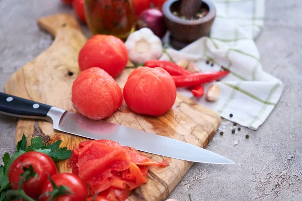 Tomates Descascados Branco Placa Corte Madeira Cozinha Doméstica — Fotografia de Stock