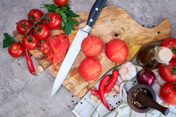 Tomates Descascados Branco Placa Corte Madeira Cozinha Doméstica — Fotografia de Stock