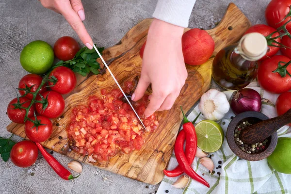 Donna Che Taglia Taglia Pomodoro Scottato Con Coltello Tavola Legno — Foto Stock