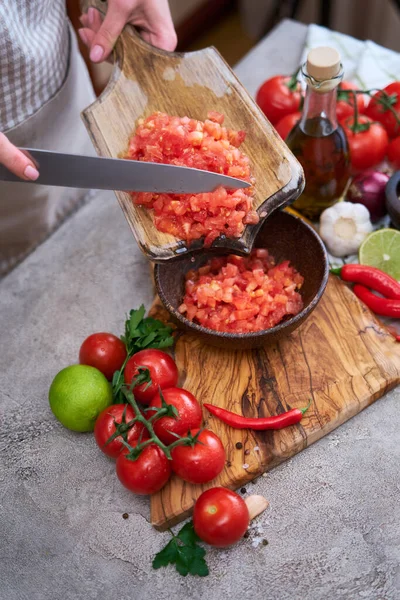 Mulher Derramando Tomates Brancos Picados Para Tigela Madeira — Fotografia de Stock