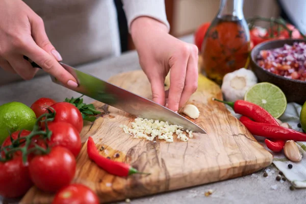 Woman Cutting Chopping Garlic Knife Wooden Board — Fotografia de Stock